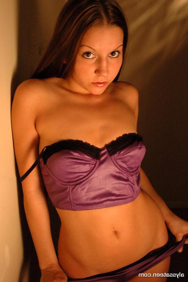 15P Pictures of teen girl Alyssa Teen wearing some hot lingerie for you