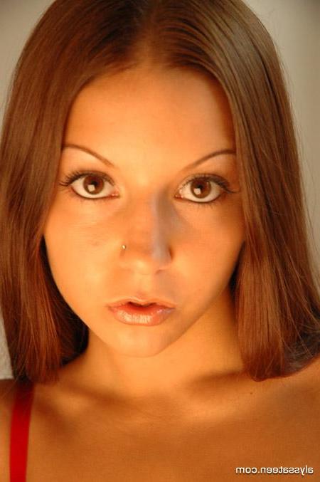 15P Pictures of Alyssa Teen showing off her round ass