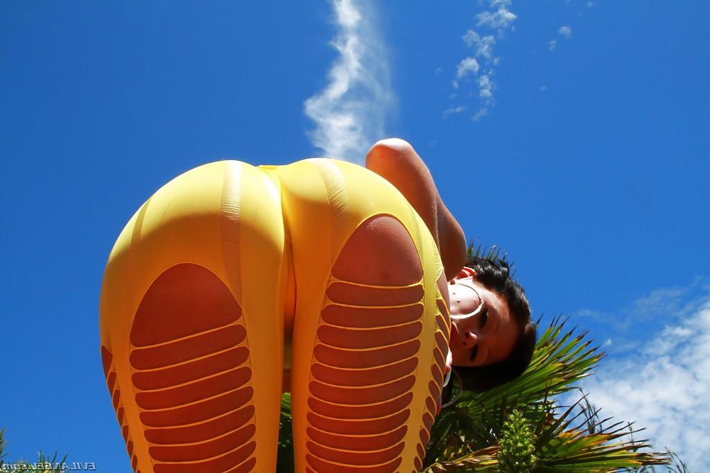 16P Filthy MILF Brooklyn Lee showcasing her gorgeous butt outdoor