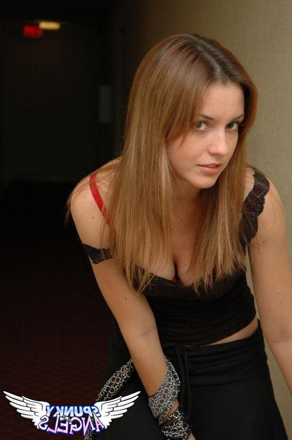 20P Pictures of hot teen girl Amy giving you a tease