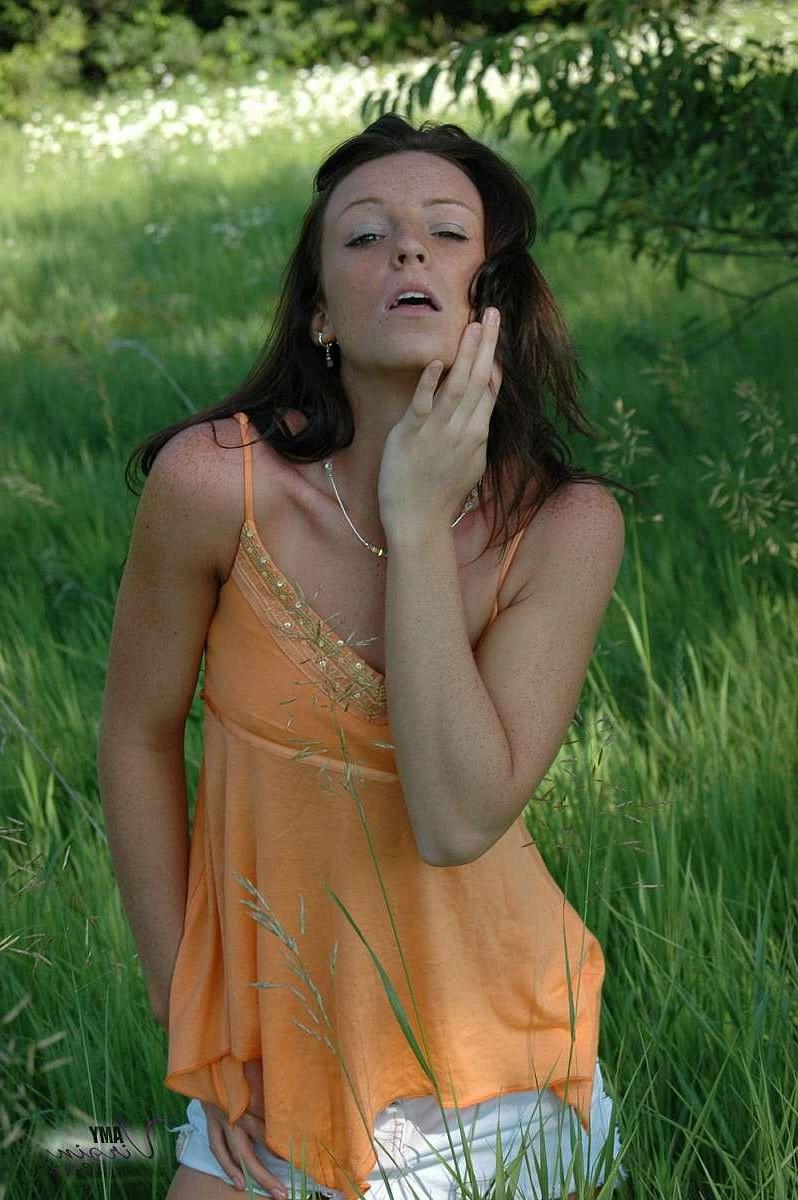 20P Pictures of teen girl Amy Virgin having fun in the sun