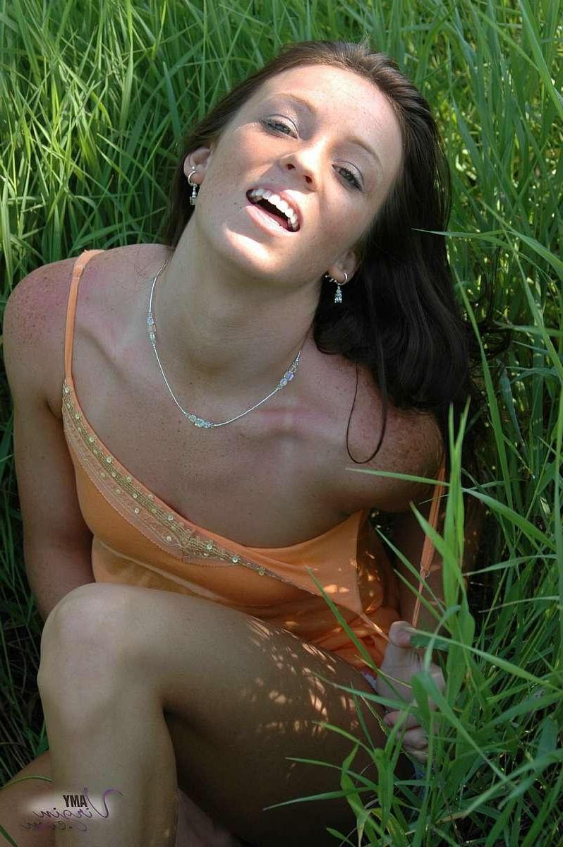 20P Pictures of teen girl Amy Virgin having fun in the sun