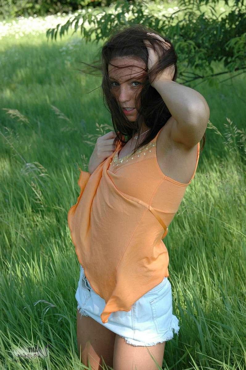 20P Pictures of teen girl Amy Virgin having fun in the sun