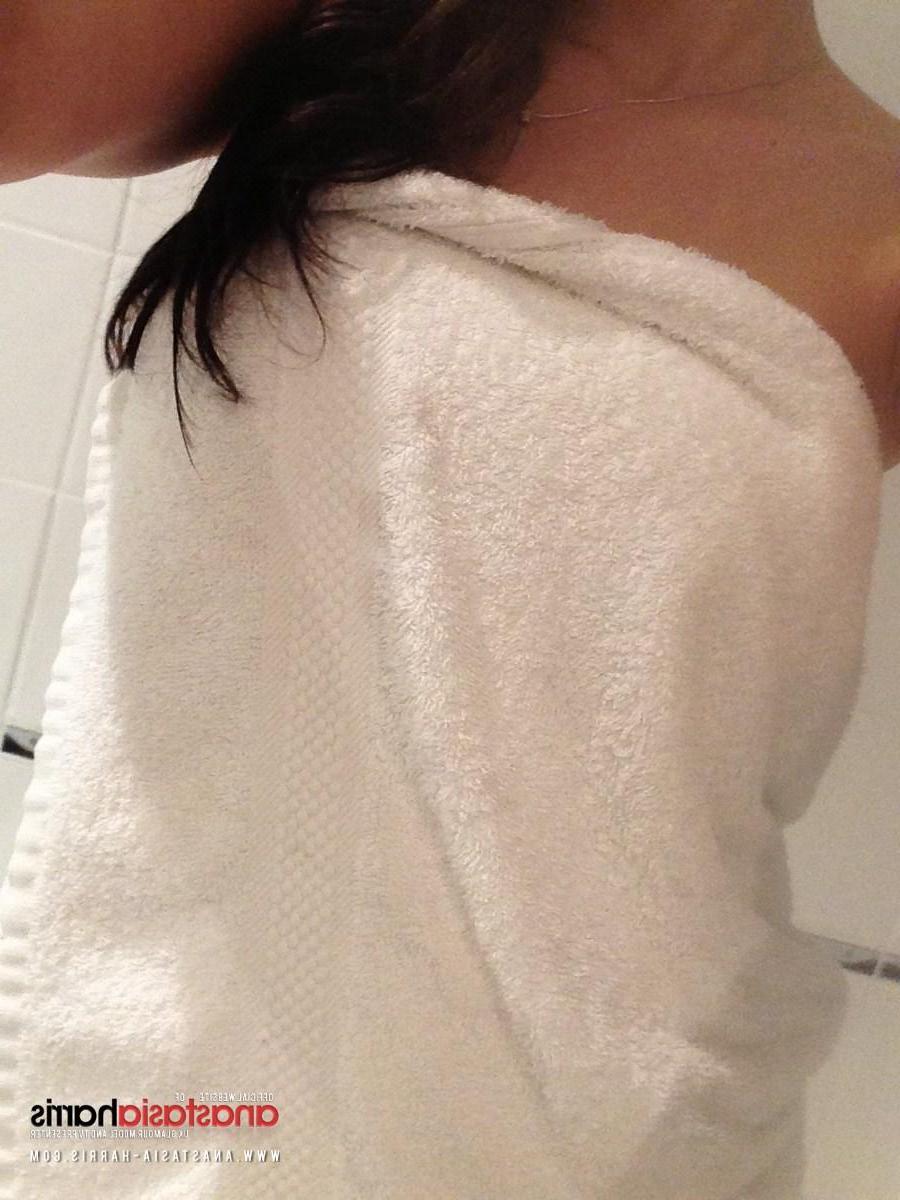 12P Anastasia Harris gets ready for a bath and invites you to join her