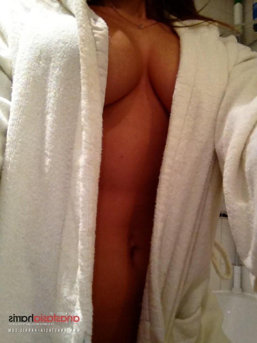 12P Anastasia Harris strips off for a hot soapy bath