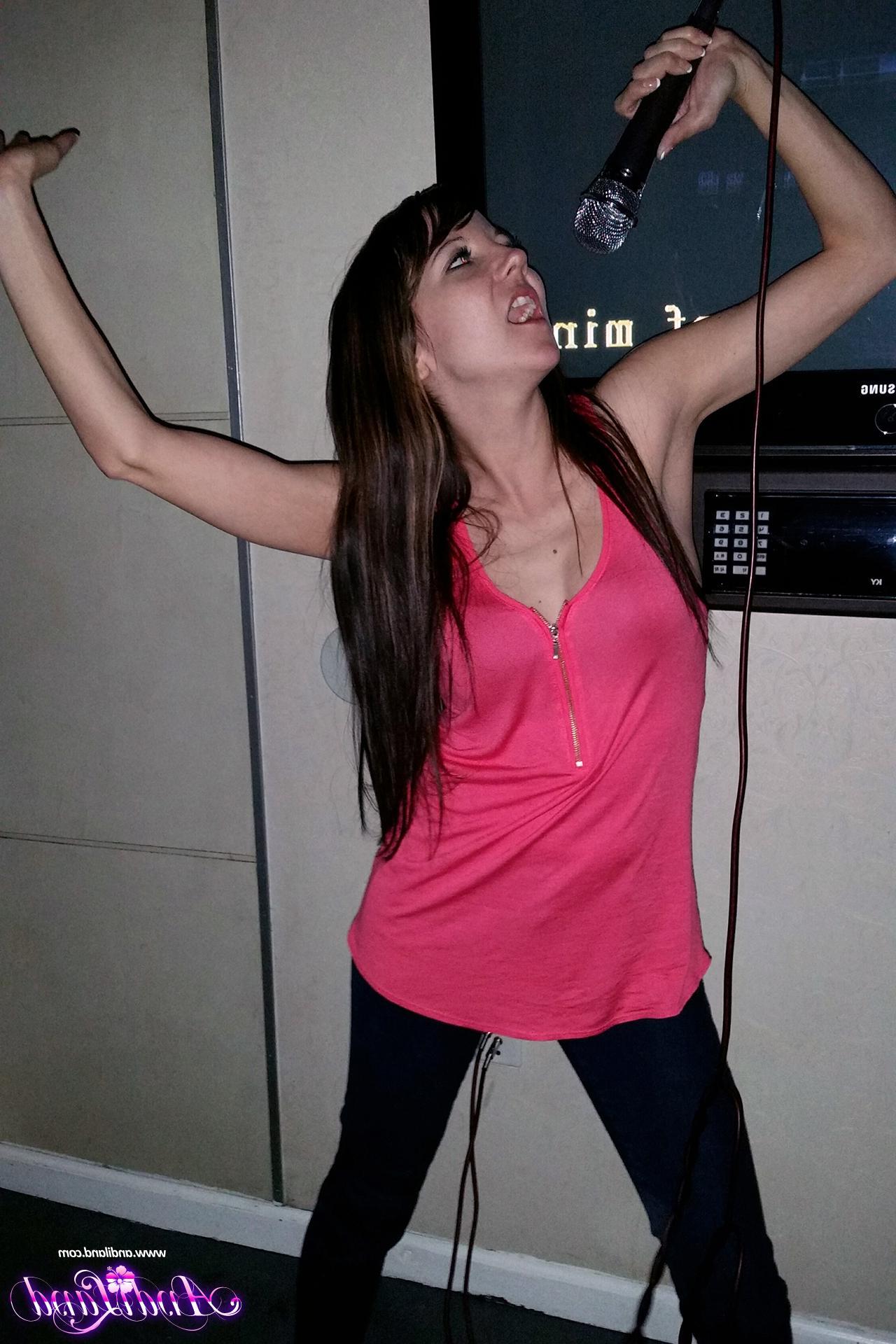 15P Andi Land shares some spring candids while on vacation with Sarah Peachez