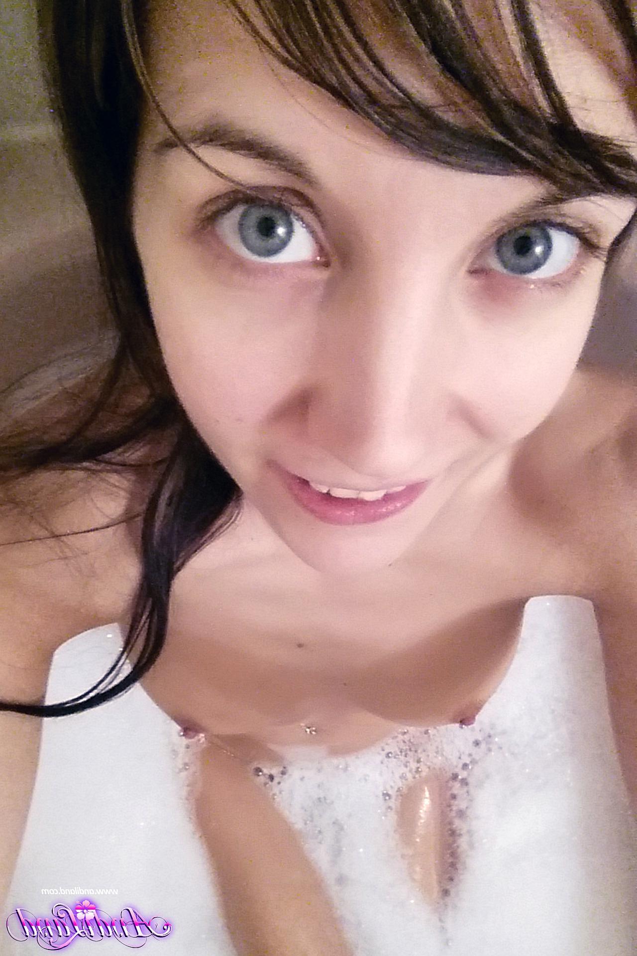 15P Andi Land takes some selfies for you in the bath