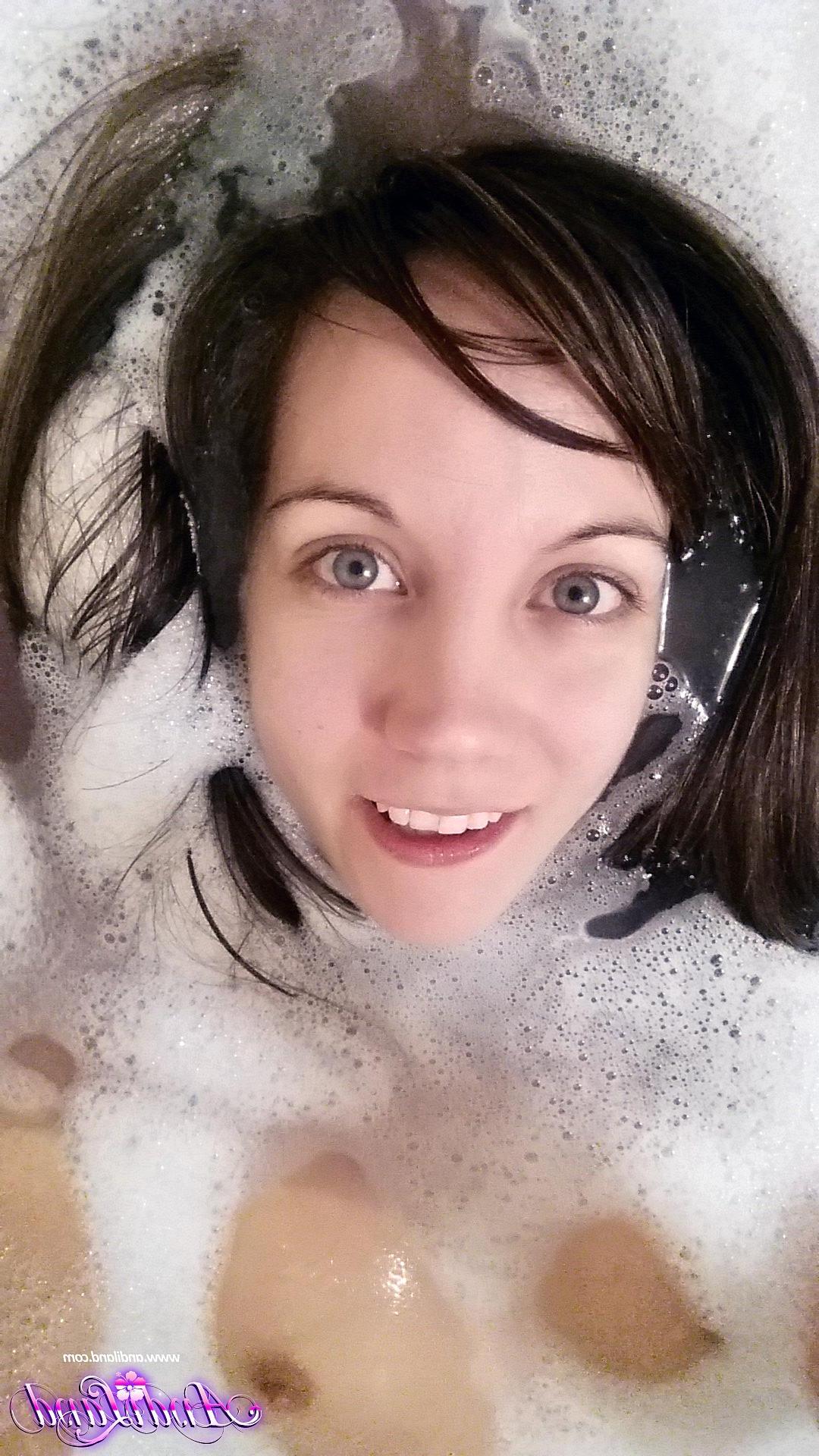 15P Andi Land takes some selfies for you in the bath