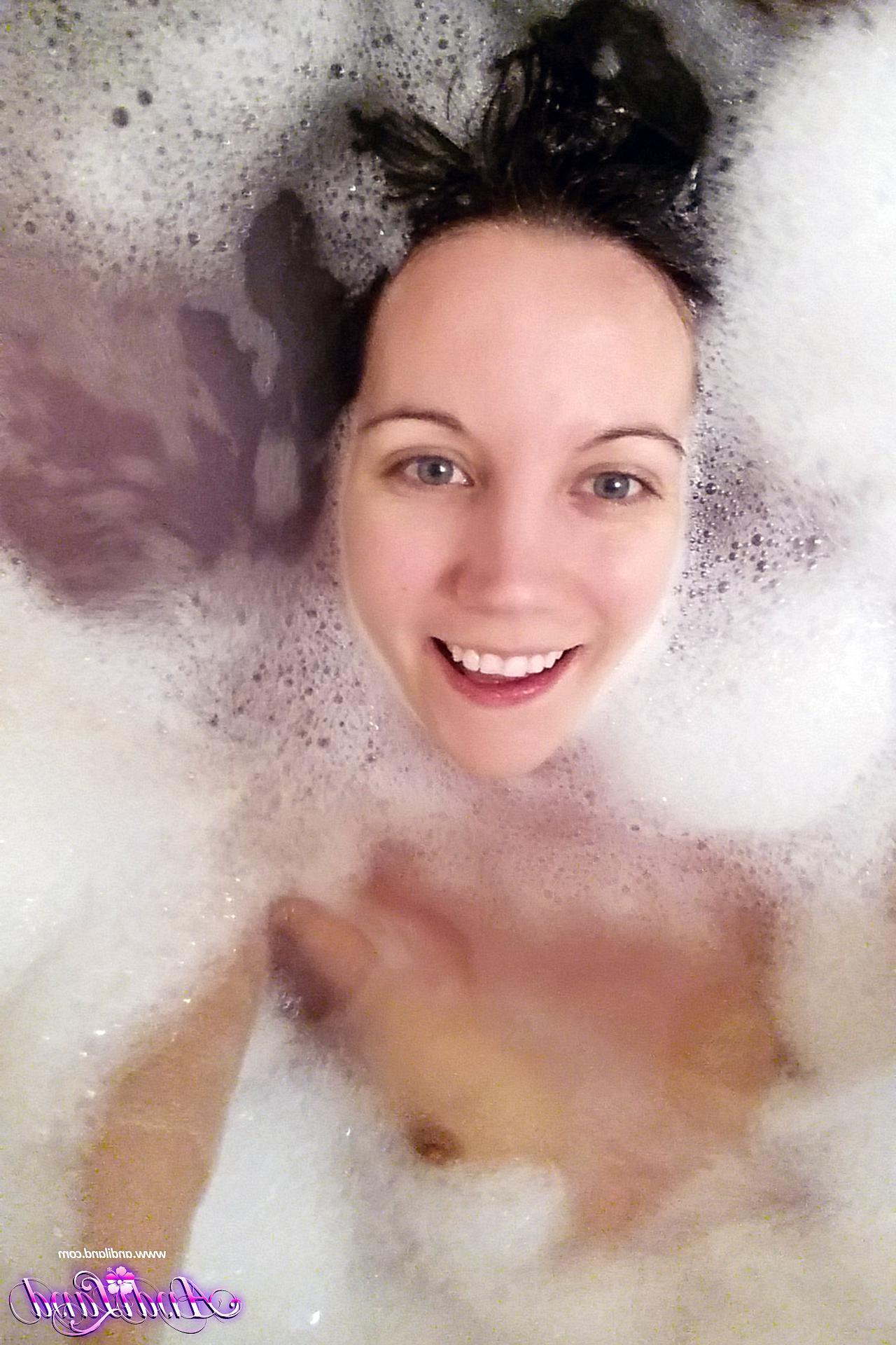 15P Andi Land takes some selfies for you in the bath