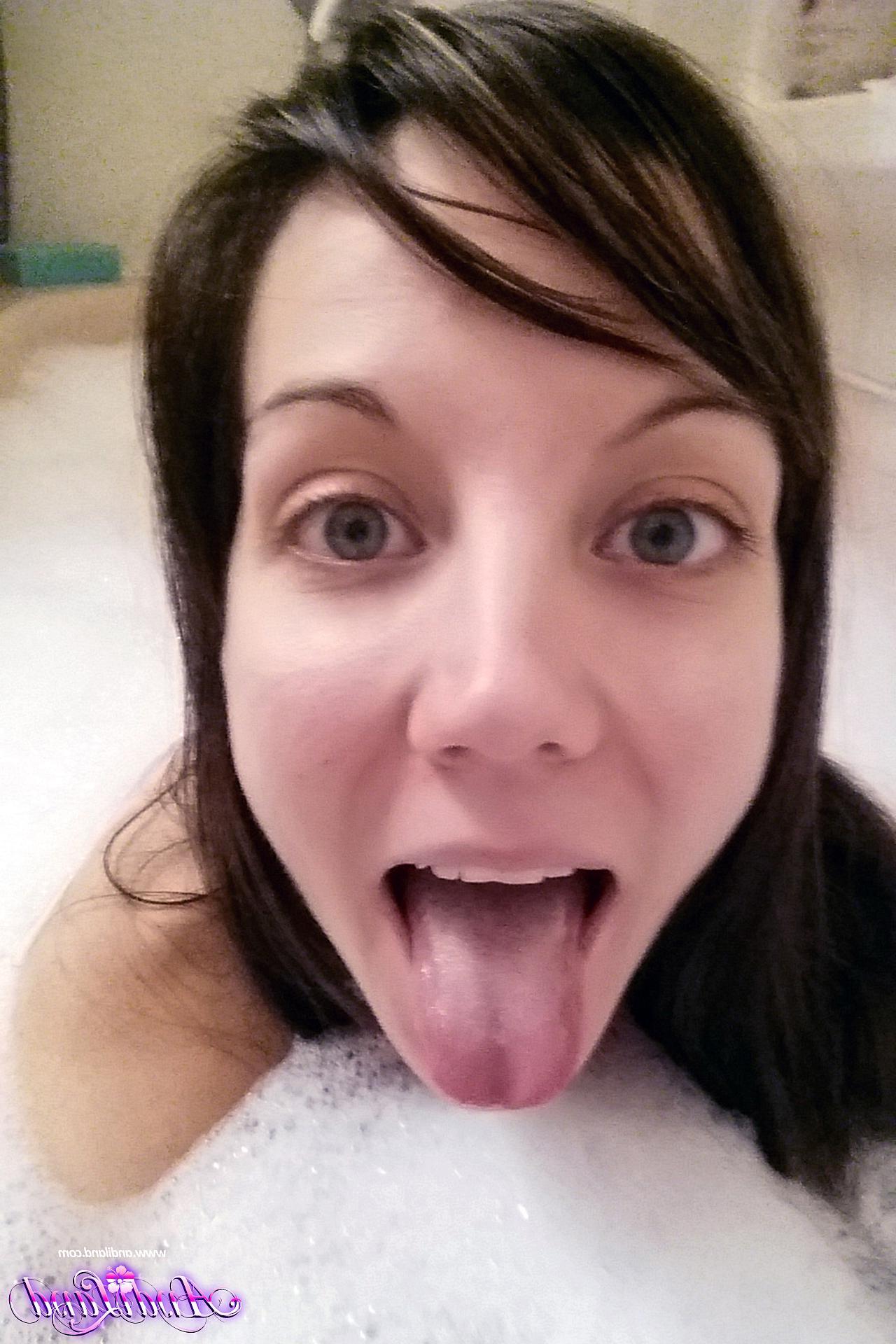 15P Andi Land takes some selfies for you in the bath