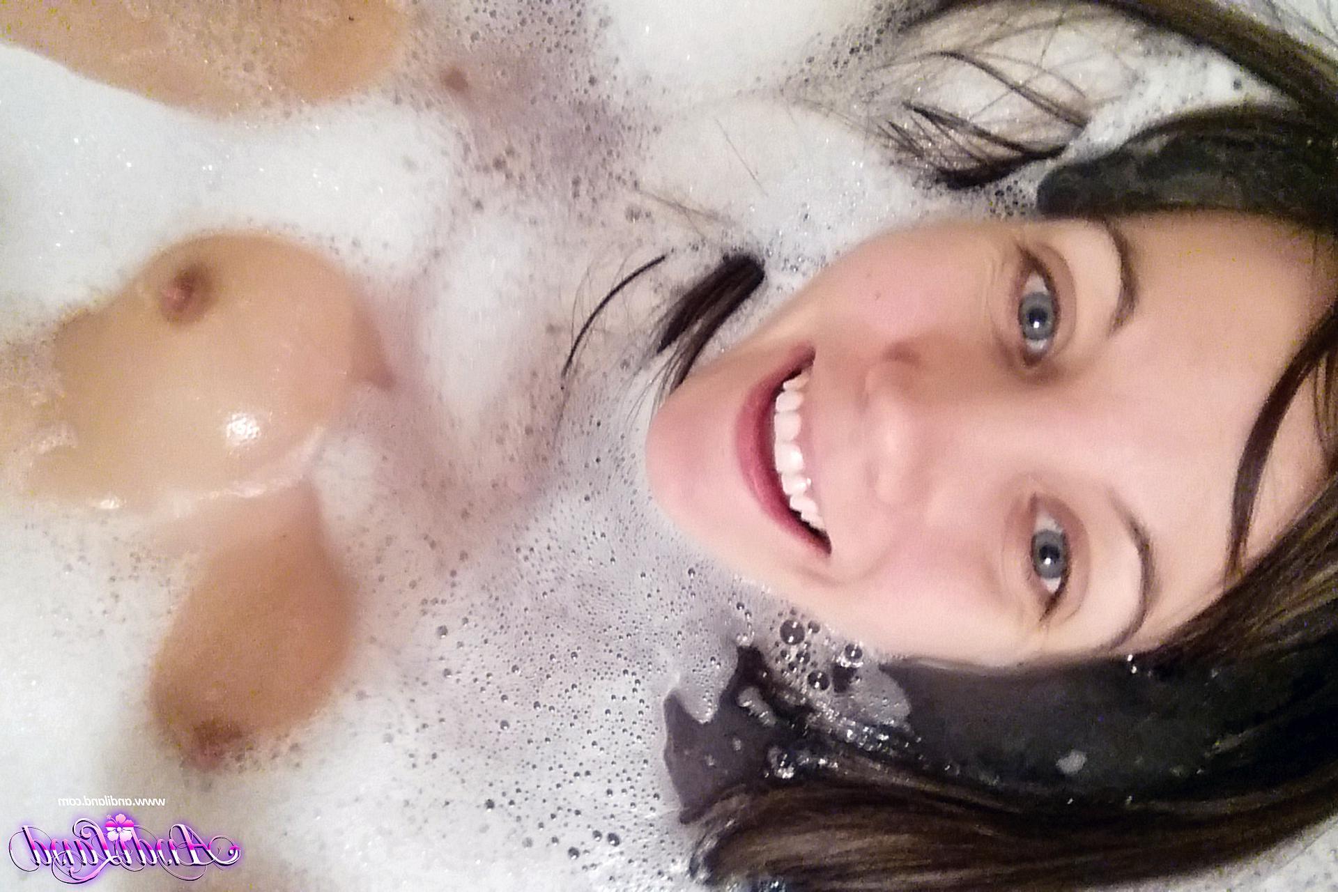 15P Andi Land takes some selfies for you in the bath