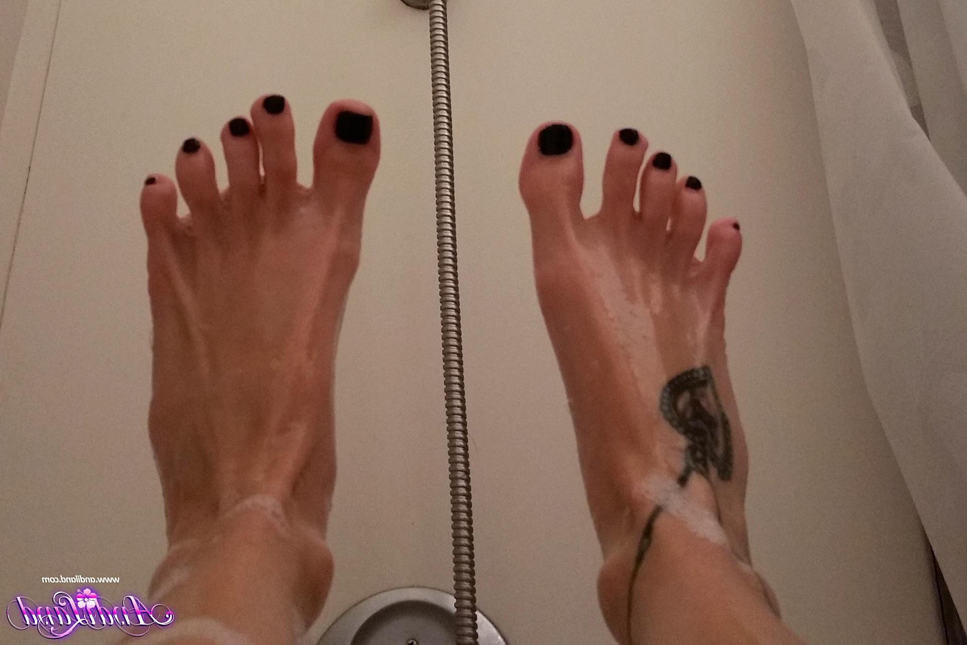 15P Andi Land takes some selfies for you in the bath