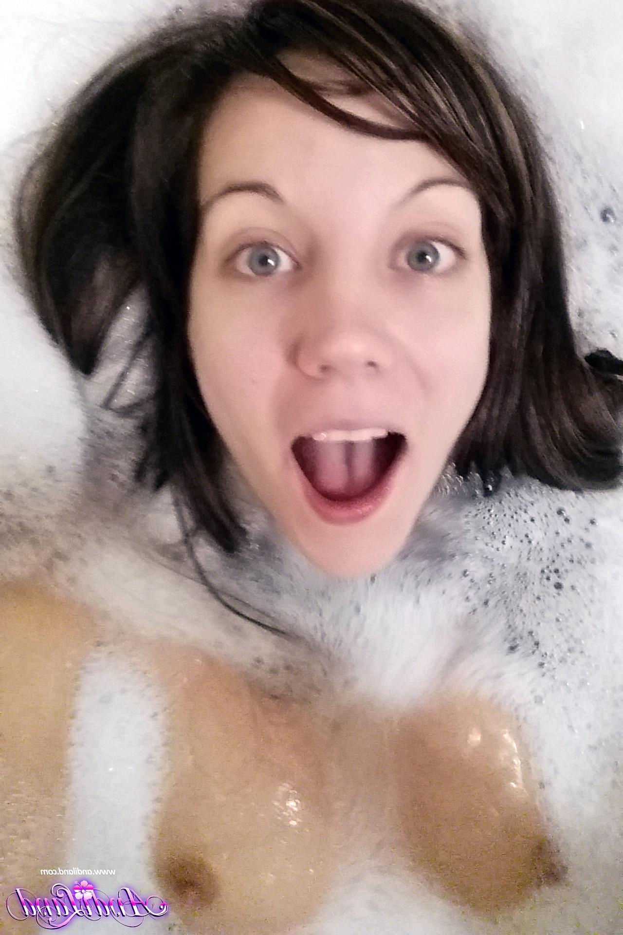 15P Andi Land takes some selfies for you in the bath