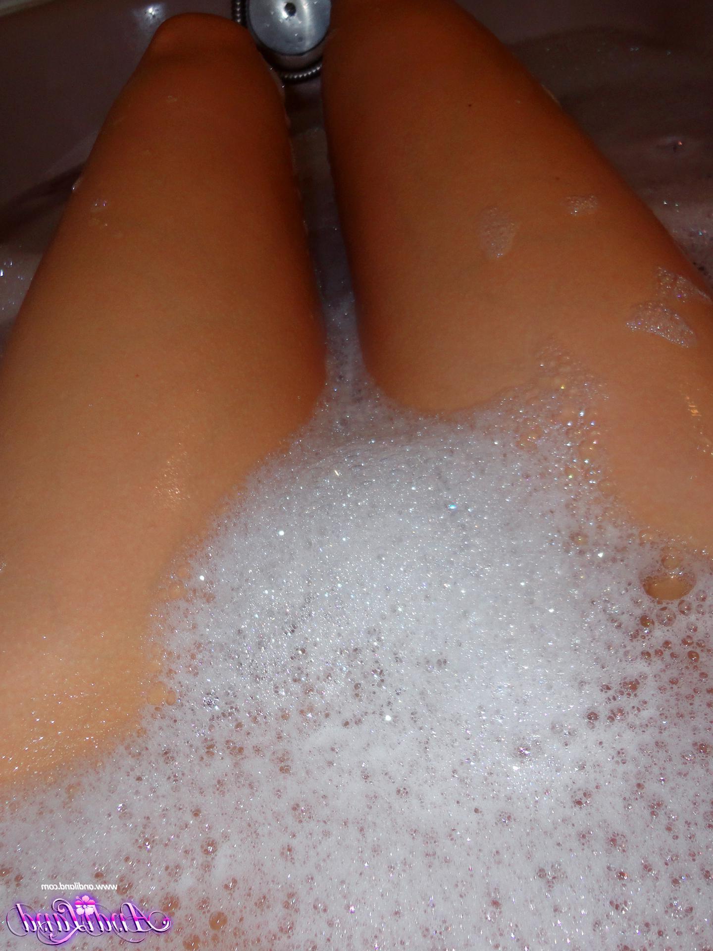 15P Andi invites you to join her for a steamy hot bath