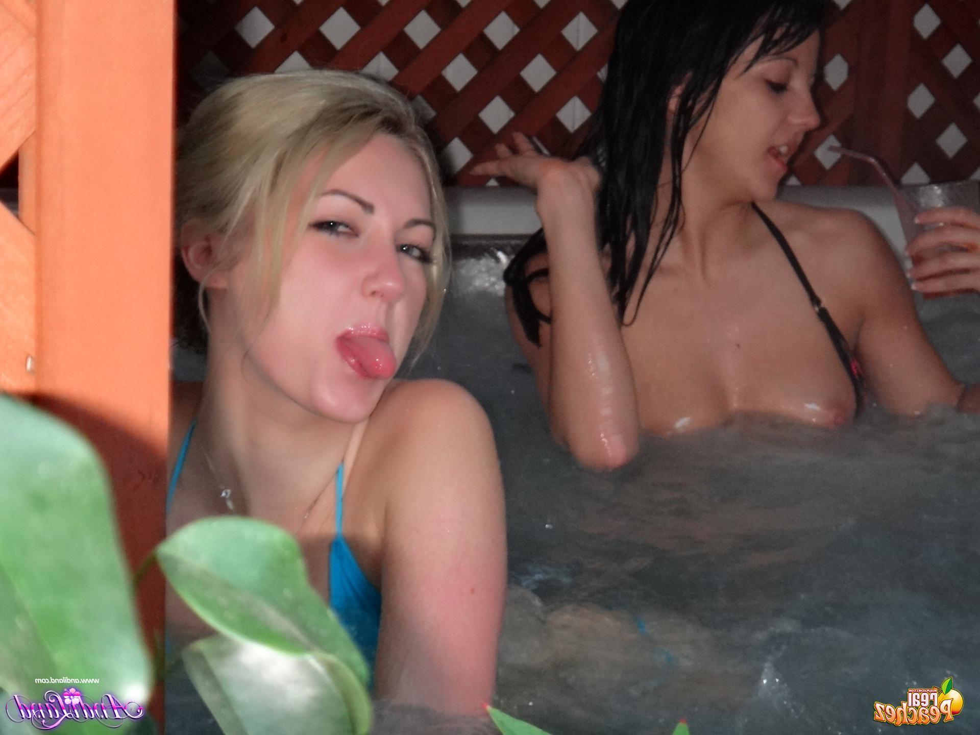 15P Andi and Peachez have some naughty fun in the jacuzzi