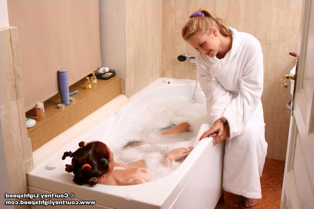 20P Pictures of Courtney Lightspeed taking a bath with her girlfriend
