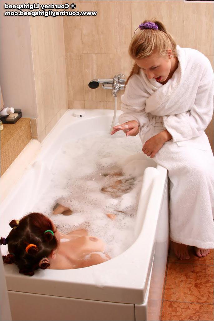 20P Pictures of Courtney Lightspeed taking a bath with her girlfriend