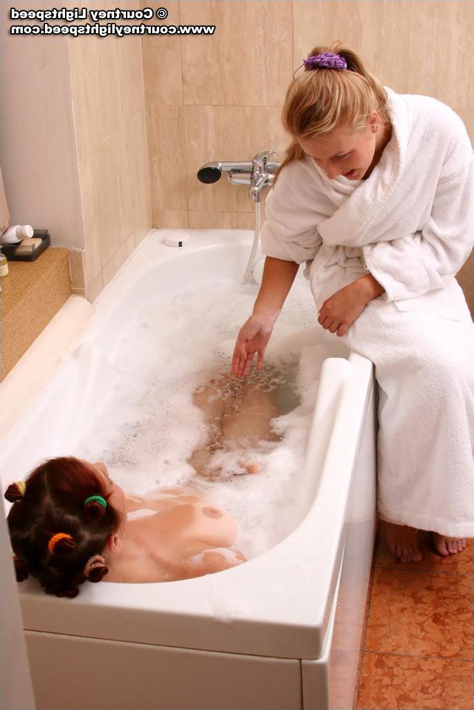 20P Pictures of Courtney Lightspeed taking a bath with her girlfriend
