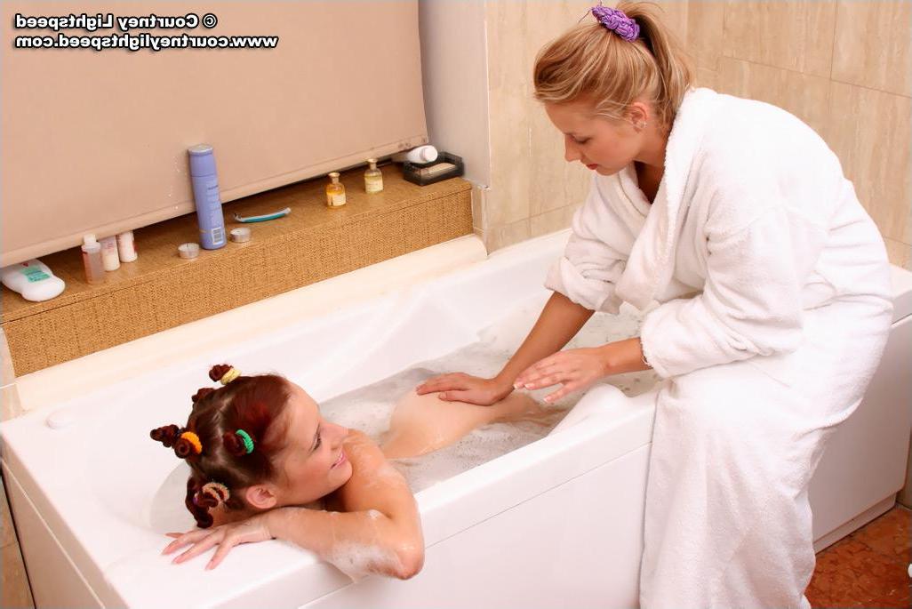 20P Pictures of Courtney Lightspeed taking a bath with her girlfriend
