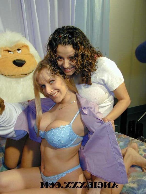 15P Pictures of Angie XXX making out with her girlfriend