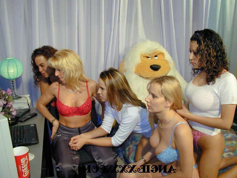 15P Pictures of Angie XXX making out with her girlfriend