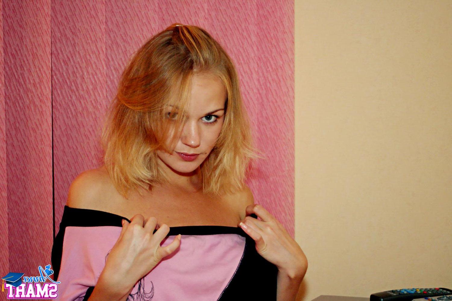 15P Pictures of teen porn girl Anna Smart stripping for you