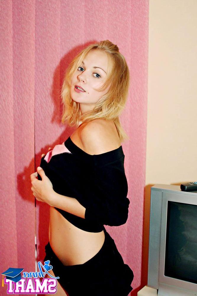15P Pictures of teen porn girl Anna Smart stripping for you