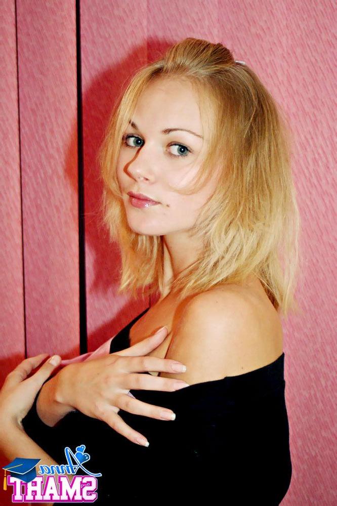 15P Pictures of teen porn girl Anna Smart stripping for you