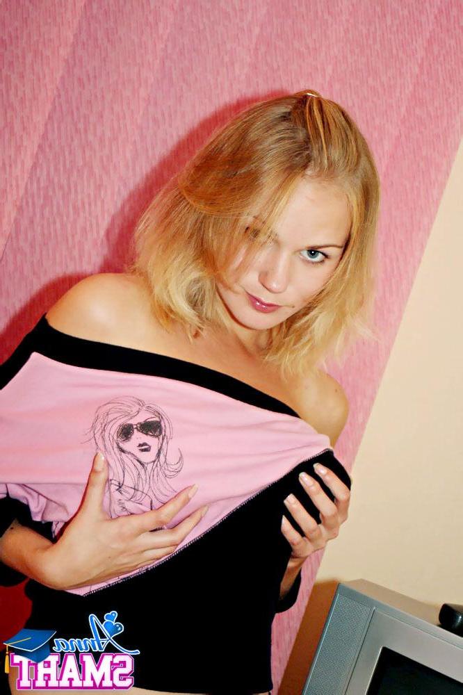 15P Pictures of teen porn girl Anna Smart stripping for you