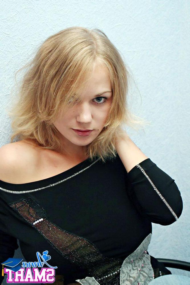 15P Pictures of teen girl Anna Smart stripping for you