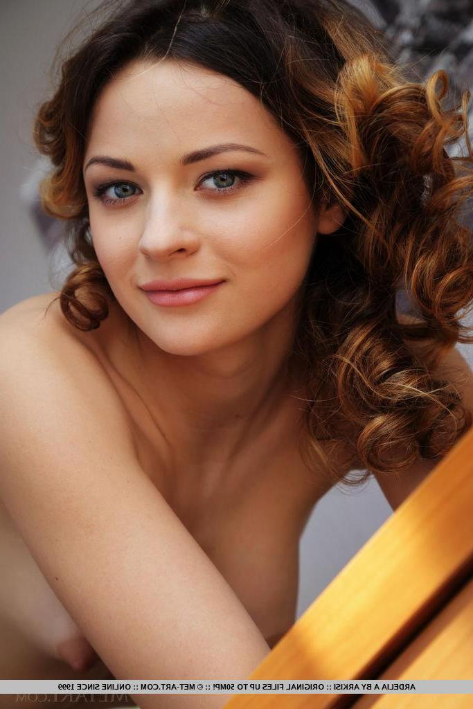 18P The beautiful Ardelia A gets naked for you in her hotel room