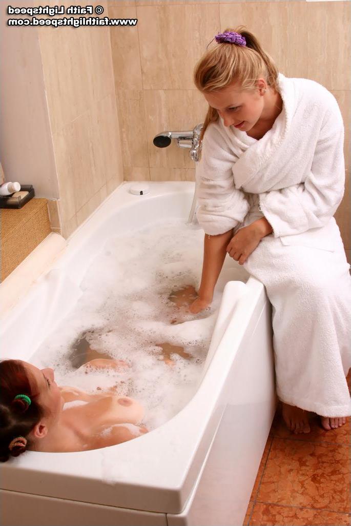 20P Pics of Faith Lightspeed getting soapy with her girlfriend