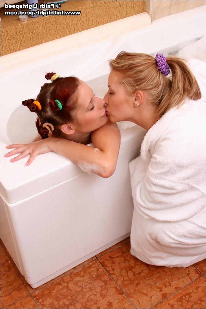 20P Pics of Faith Lightspeed getting soapy with her girlfriend