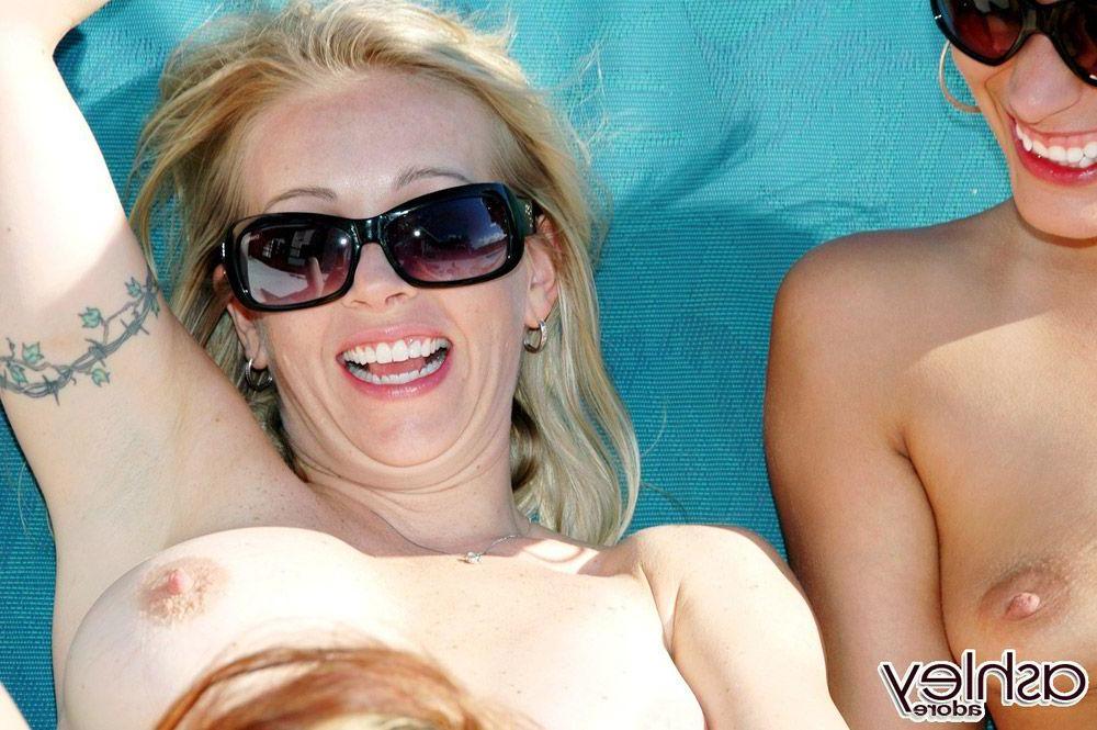 16P Pictures of teen girl Ashley Adore making out with her girlfriends outside
