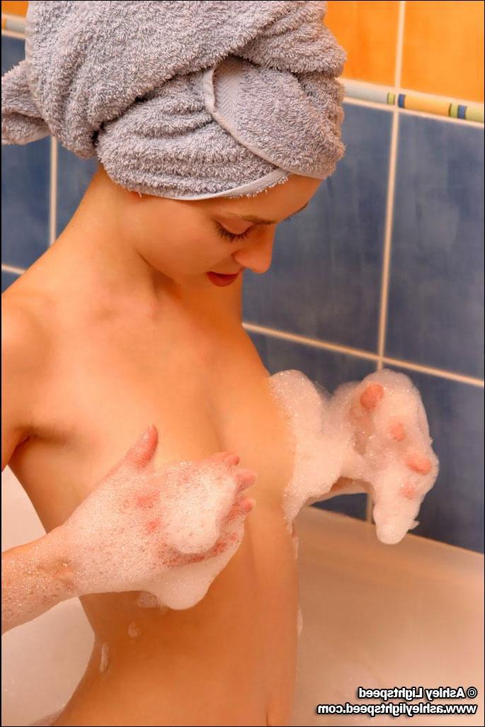 20P Pictures of a teen girl taking a bath