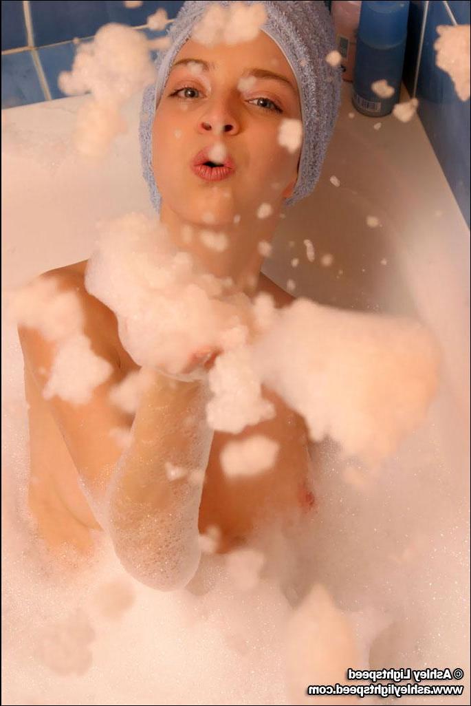 20P Pictures of a teen girl taking a bath
