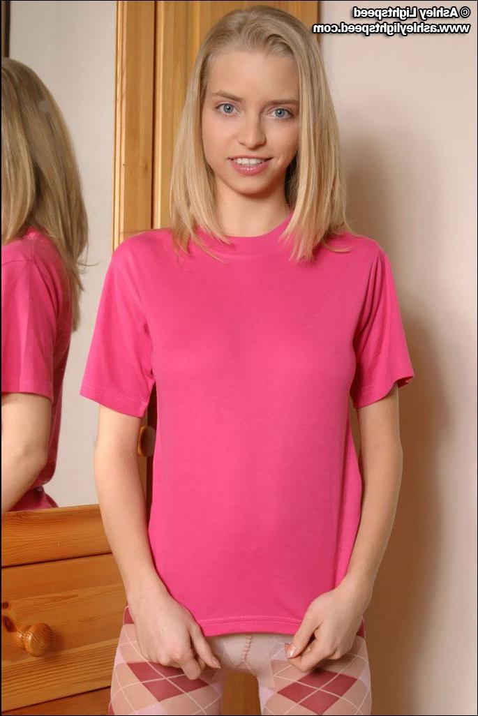 20P Pictures of Ashley Lightspeed going topless in her room