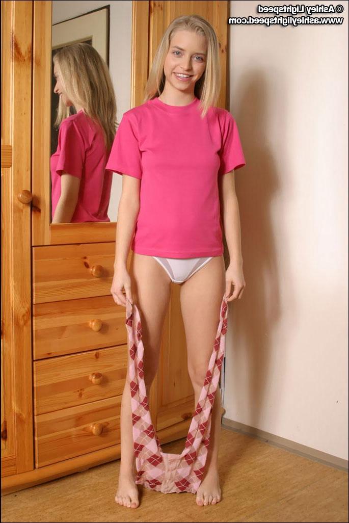 20P Pictures of Ashley Lightspeed going topless in her room