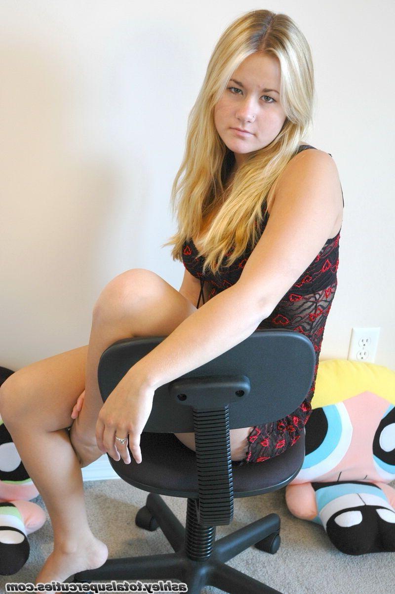 20P Pictures of teen cutie Ashley teasing in her bra and panties