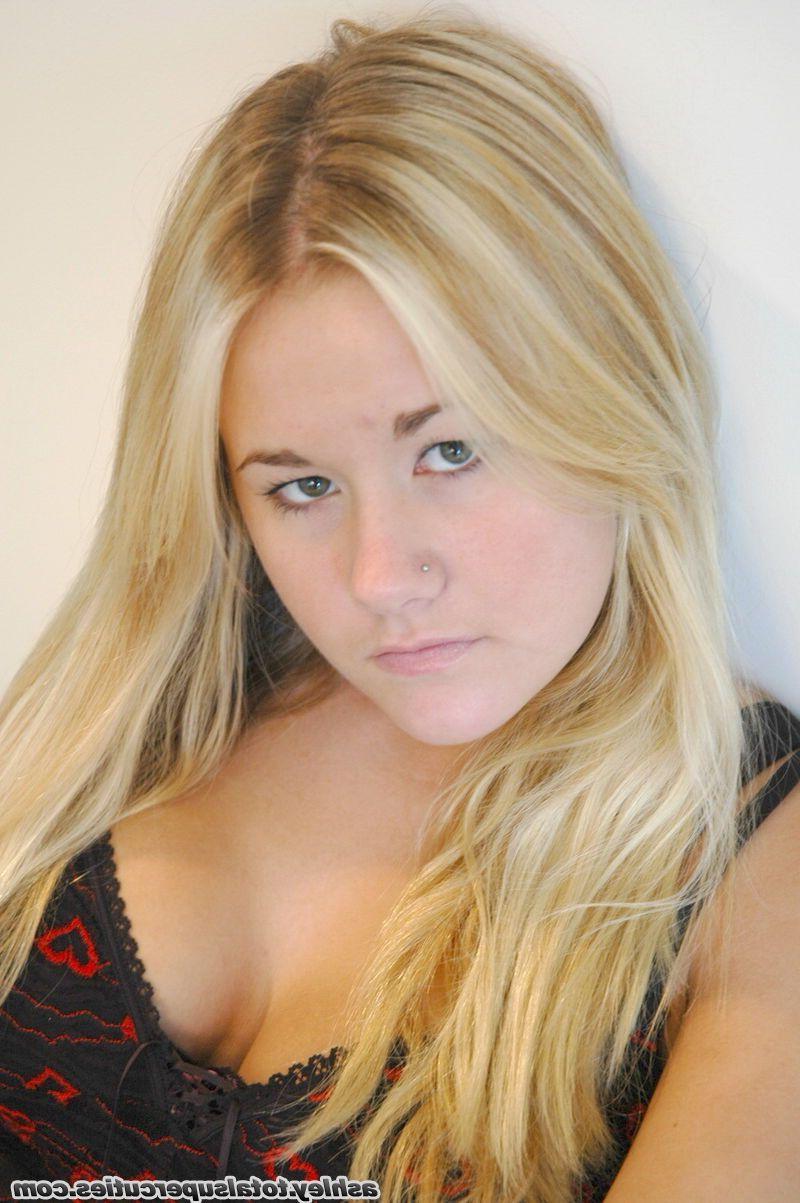 20P Pictures of teen cutie Ashley teasing in her bra and panties