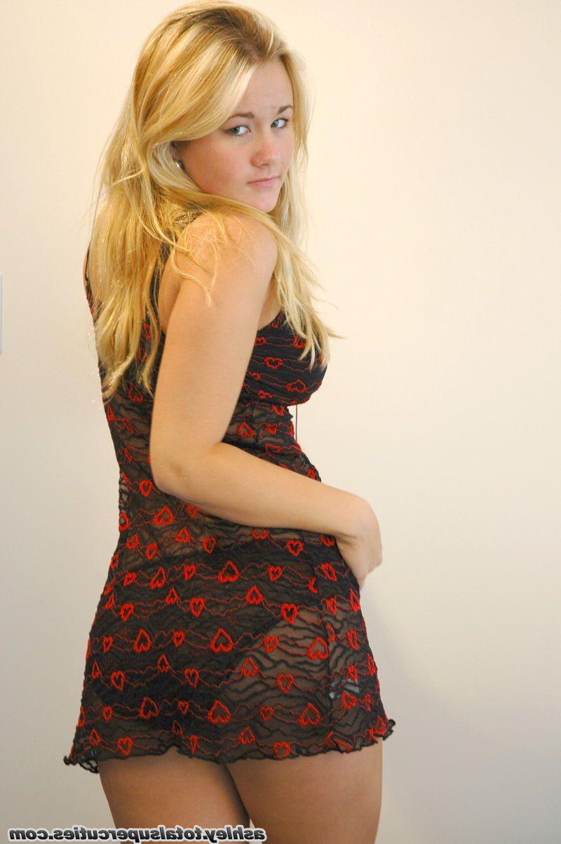 20P Pictures of teen cutie Ashley teasing in her bra and panties