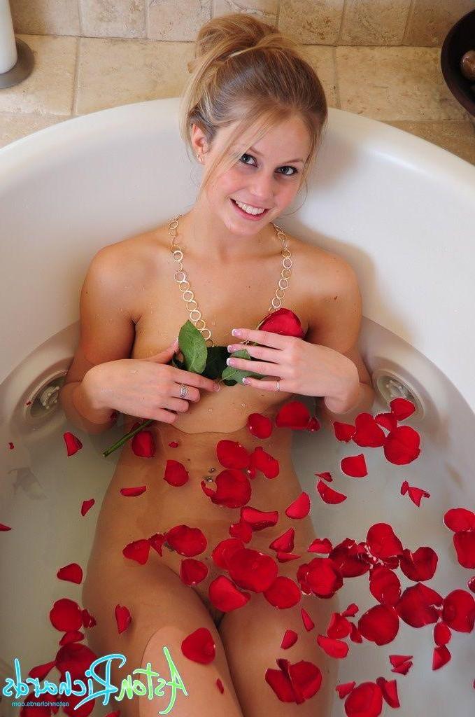20P Pictures of teen babe Aston Richards taking a hot bath