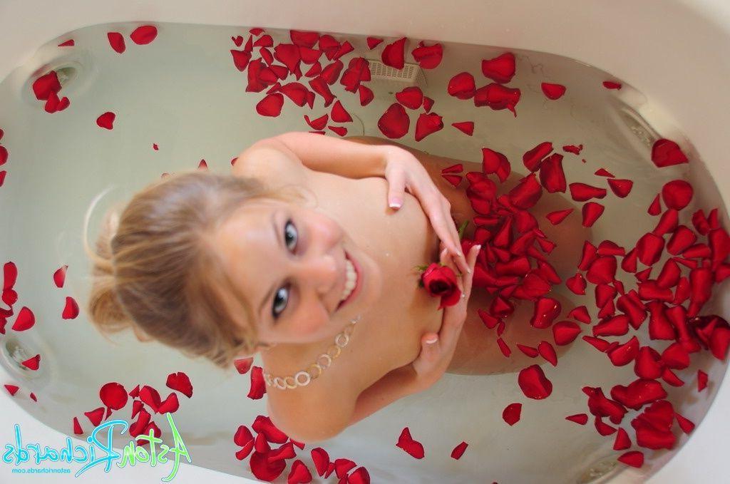 20P Pictures of teen babe Aston Richards taking a hot bath