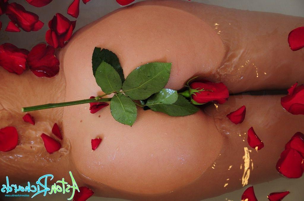 20P Pictures of teen babe Aston Richards taking a hot bath