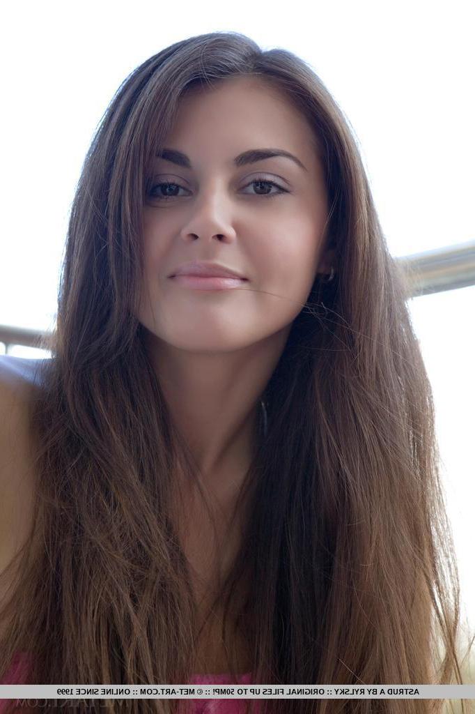 18P Brunette babe Astrud A invites you to join her for a hot bath