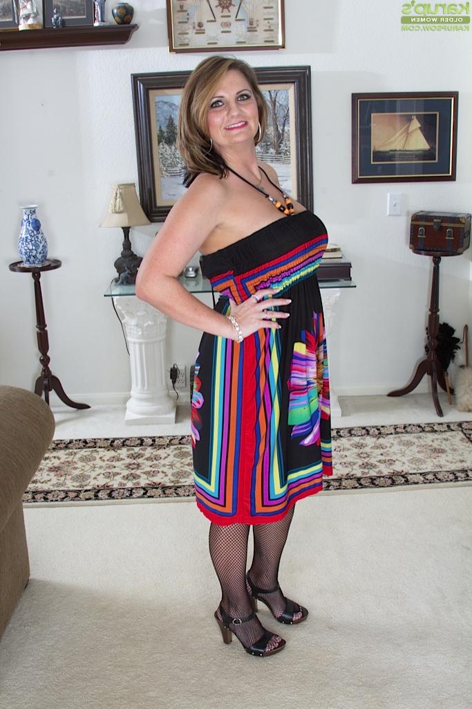 16P Voluptuous Cherrie Dixon showing her big melons and pink pussy