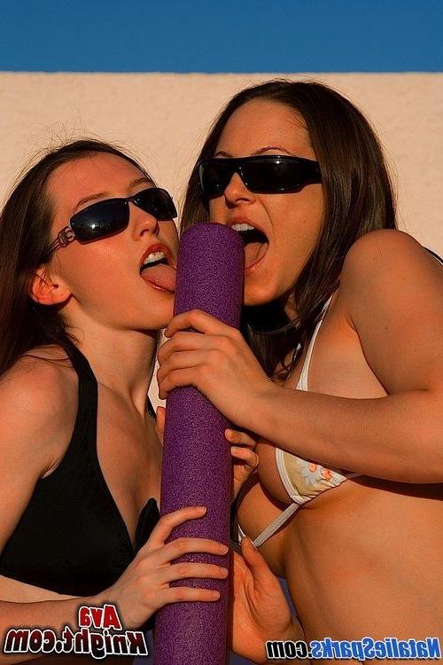 20P Pictures of teen model Ava Knight hanging out with her girlfriend