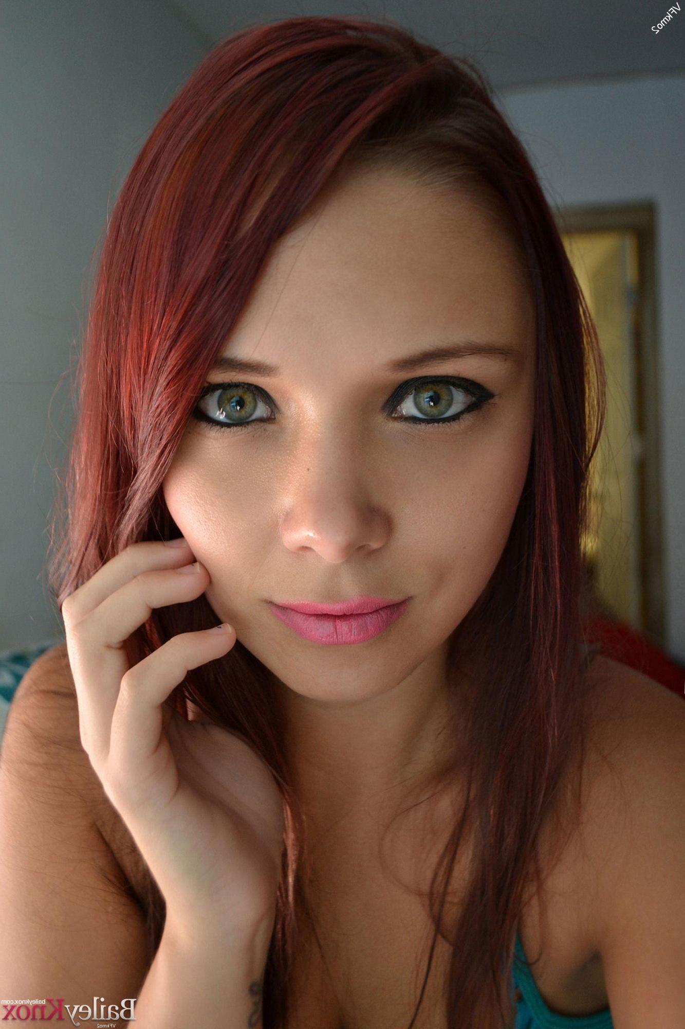 12P Hot girl Bailey Knox takes some beautiful selfies