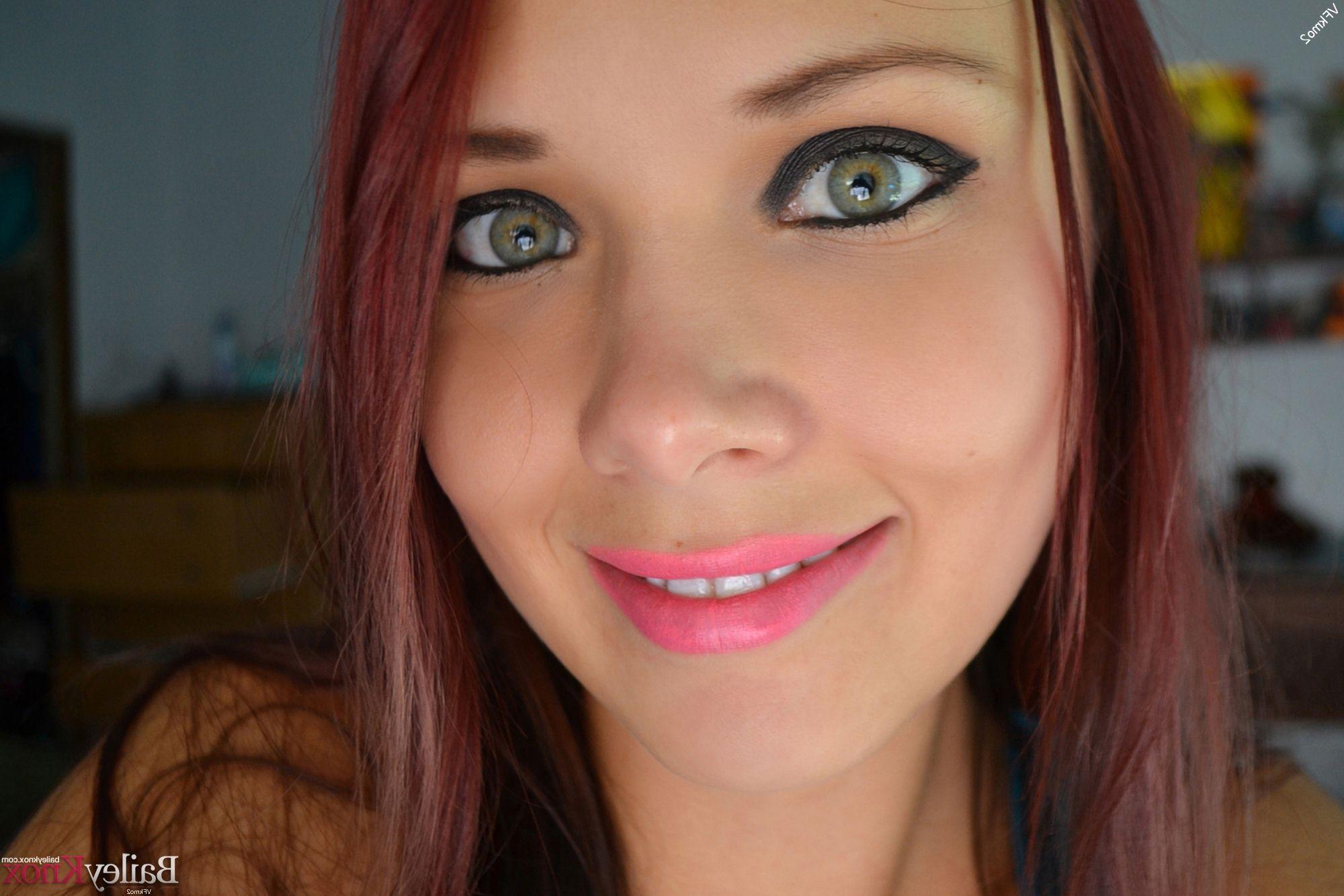 12P Hot girl Bailey Knox takes some beautiful selfies