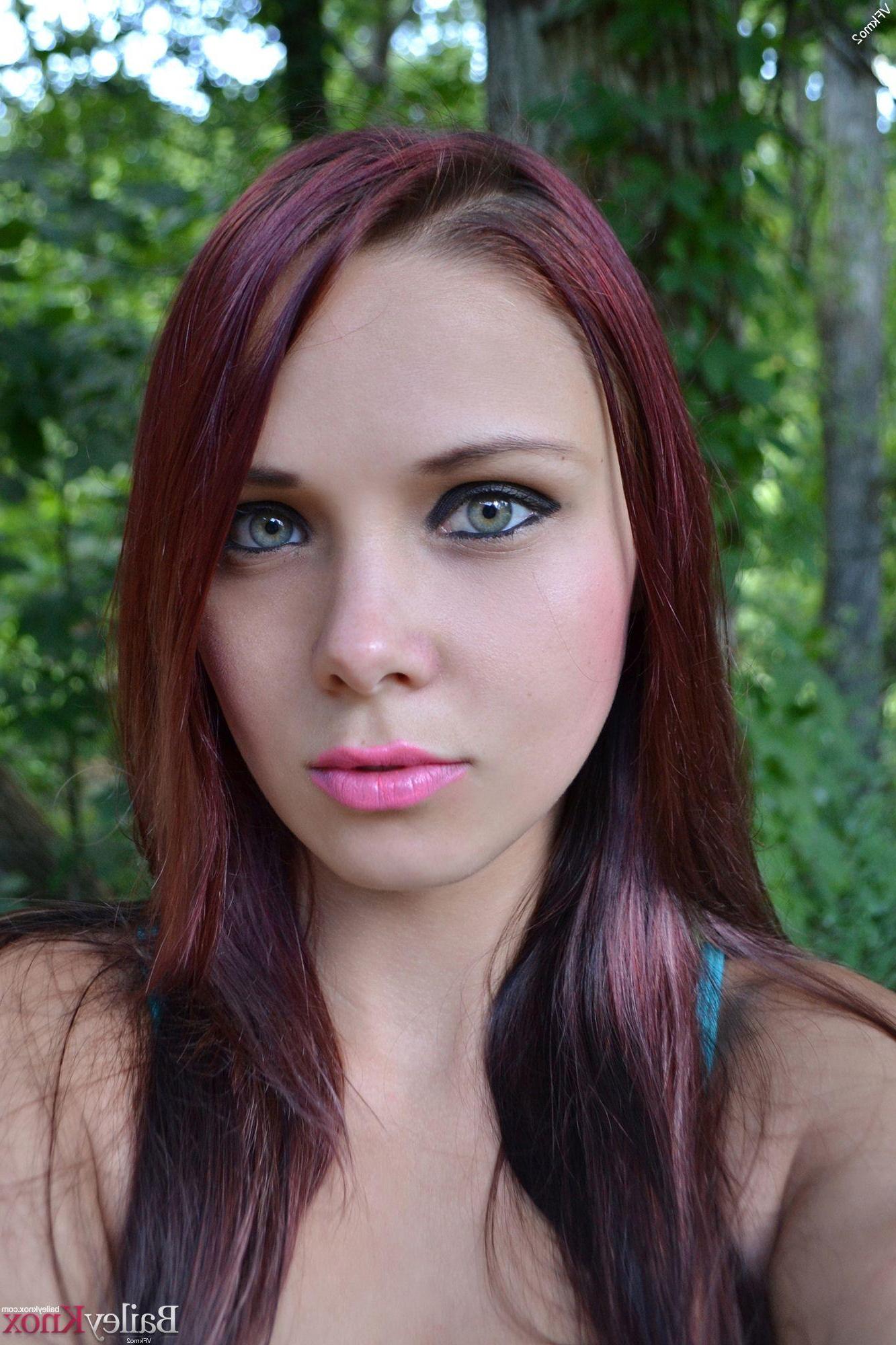 12P Hot girl Bailey Knox takes some beautiful selfies